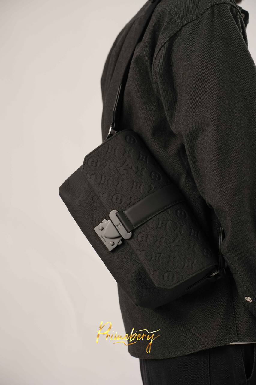 Сумка - мессенджер S-Cape LV из кожи Taurillon с тиснёным узором Monogram