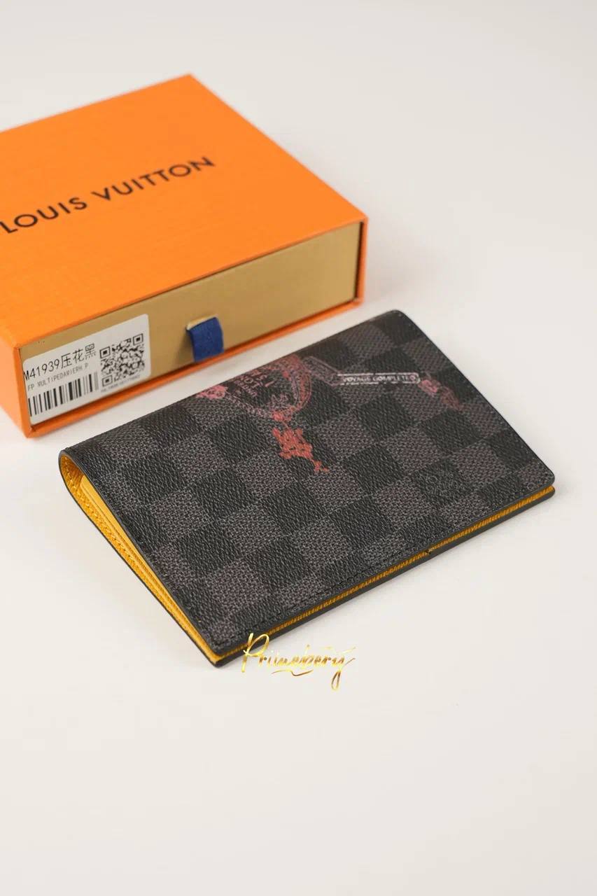Обложка на паспорт LV